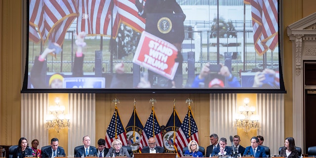 Uma imagem do ex-presidente Donald Trump é exibida como membros do Comitê Seleto da Câmara para Investigar o Ataque de 6 de janeiro ao Capitólio dos EUA no Canon House Office Building em Capitol Hill em 19 de dezembro de 2022, em Washington, DC. 