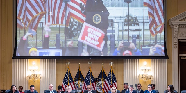 Uma imagem do ex-presidente Donald Trump é exibida como membros do Comitê Seleto da Câmara para Investigar o Ataque de 6 de janeiro ao Capitólio dos EUA no Canon House Office Building em Capitol Hill em 19 de dezembro de 2022, em Washington, DC. 