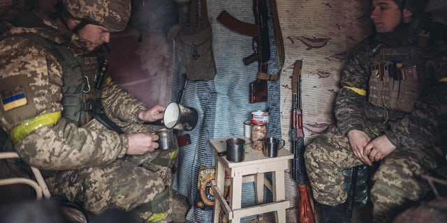 BAKHMUT, UKRAYNA - 31 ARALIK: Ukrayna askerleri 31 Aralık 2022 Bakhmut, Ukrayna'da Yılbaşı gecesi bir siperde görülüyor. 