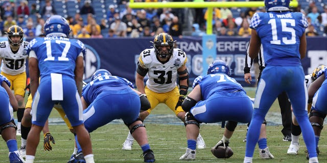 Jack Campbell de Iowa observa al mariscal de campo de Kentucky Destin Wade antes de un chasquido durante el TransPerfect Music City Bowl, el 31 de diciembre de 2022, en el Nissan Stadium en Nashville.