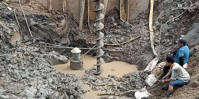 Hundreds of rescuers worked in Vietnam on January 2, 2023 to free a 10-year-old boy who fell into a 35-meter hole at a construction site two days earlier. 