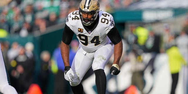 El ala defensiva de los New Orleans Saints, Cameron Jordan, corre durante un partido contra los Philadelphia Eagles el 1 de enero de 2023 en el Lincoln Financial Field de Filadelfia. 