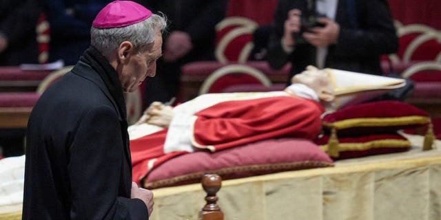 VATIKAN - 01.02.2023: Erzbischof Georg Ganswein betet vor dem Leichnam des emeritierten Papstes Benedikt XVI. im Petersdom.  Der Vatikan gab bekannt, dass Papst Benedikt am 31. Dezember 2022 im Alter von 95 Jahren gestorben ist. Seine Beerdigung fand am 5. Januar 2023 statt. 