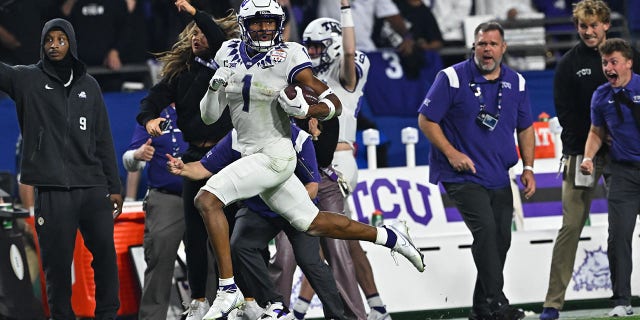 El receptor abierto de TCU Horned Frogs, Quentin Johnston, corre con el balón en el juego contra los Michigan Wolverines durante el Vrbo Fiesta Bowl en el State Farm Stadium en Glendale, Arizona, el 31 de diciembre de 2022.