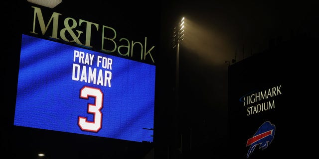 Los aficionados de los Buffalo Bills asisten a una vigilia de oración a la luz de las velas por la jugadora Damar Hamlin en el Highmark Stadium el 3 de enero de 2023 en Orchard Park, Nueva York.  Hamlin colapsó después de hacer una entrada anoche en Monday Night Football.  