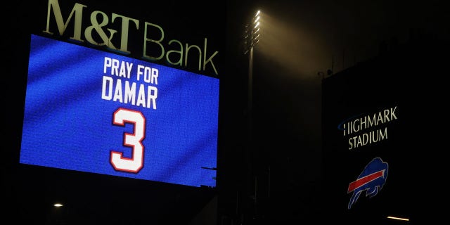 Los aficionados de los Buffalo Bills asisten a una vigilia de oración a la luz de las velas por la jugadora Damar Hamlin en el Highmark Stadium el 3 de enero de 2023 en Orchard Park, Nueva York.  Hamlin colapsó después de hacer una entrada anoche en Monday Night Football.  