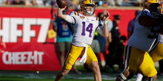 El mariscal de campo de los LSU Tigers, Walker Howard (14), lanza un pase durante el Cheez-It Citrus Bowl entre los LSU Tigers y los Purdue Boilermakers el 2 de enero de 2023 en el Camping World Stadium en Orlando, Florida.  