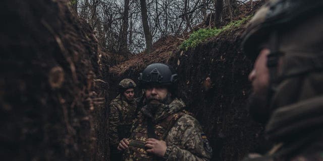 Soldados ucranianos em uma trincheira na Frente Vohlidar em Donetsk Oblast, Ucrânia, 5 de janeiro de 2023. 