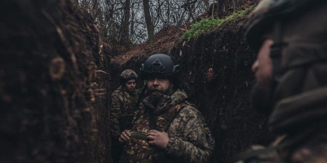 Soldados ucranianos em uma trincheira na Frente Vohlidar em Donetsk Oblast, Ucrânia, 5 de janeiro de 2023. 