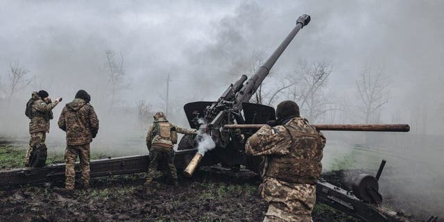 Oekraïense soldaten vuren artillerie af op de Pisky-frontlinie in de oblast Donetsk, Oekraïne op 6 januari 2023. 