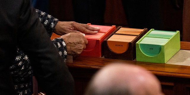 Anggota memberikan suara mereka pada mosi untuk menunda di lantai Kamar Dewan Gedung Capitol AS pada Jumat, 6 Januari 2023 di Washington, DC. 