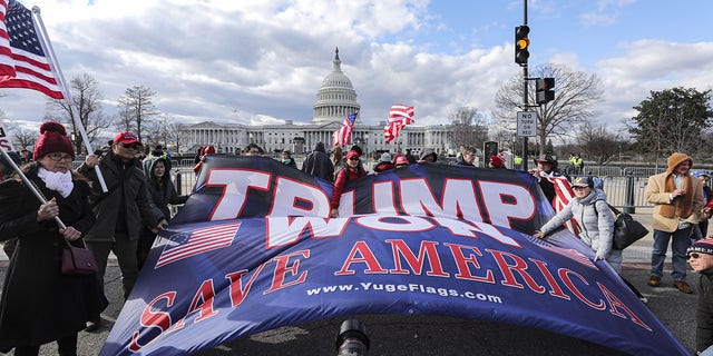 Mantan pendukung Presiden Donald Trump berkumpul pada peringatan kedua kerusuhan Capitol AS di Washington DC, pada 6 Januari 2023. 