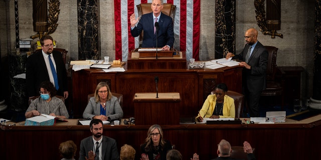 ARCHIVO: El presidente de la Cámara de Representantes, Kevin McCarthy, republicano por California, presta juramento ante los funcionarios de la Cámara de Representantes en la Cámara de Representantes del Capitolio de los Estados Unidos el sábado 7 de enero de 2023 en Washington, DC. 