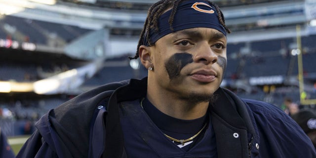 El mariscal de campo de los Chicago Bears, Justin Fields, sale del campo después de una derrota de 25-20 ante los Philadelphia Eagles en el Soldier Field el 18 de diciembre de 2022 en Chicago. 