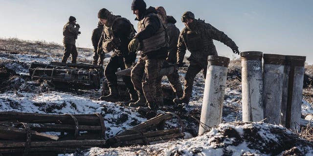 함께 일하는 우크라이나 군인 "푸네" 2023년 1월 7일 우크라이나 도네츠크에서 러시아-우크라이나 전쟁이 계속되는 동안 돈바스 전선 북쪽 방향의 포병.