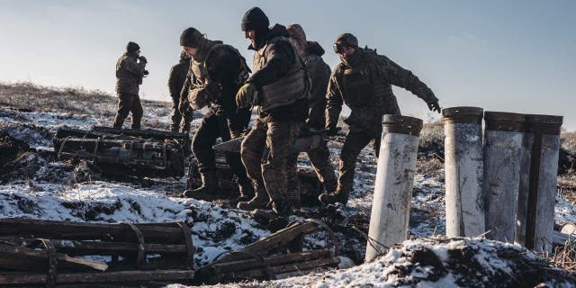 Soldados ucranianos trabalham com "Pune" Artilharia na direção norte da Linha de Frente de Donbass enquanto a Guerra Russo-Ucraniana continua em Donetsk, Ucrânia, em 7 de janeiro de 2023.