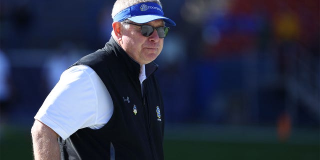Pelatih kepala John Stiegelmeier dari South Dakota State Jackrabbits sebelum pertandingan melawan North Dakota State Bison dalam kejuaraan sepak bola Divisi I FCS di Toyota Stadium 8 Januari 2023, di Frisco, Texas.