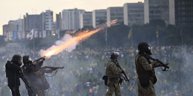 Apoiadores do ex-presidente Jair Bolsonaro entram em confronto com as forças de segurança enquanto invadem o Congresso Nacional em Brasília, Brasil, em 8 de janeiro de 2023.