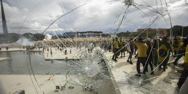 Supporters of former President Jair Bolsonaro clash with security forces as they break into Planalto Palace and raid Supreme Court in Brasilia, Brazil, 08 January 2023. (Joedson Alves/Anadolu Agency via Getty Images)