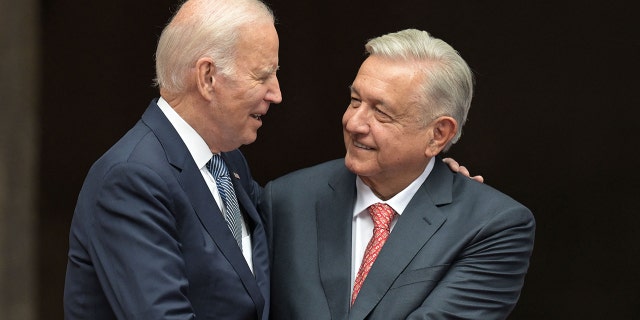 Americký prezident Joe Biden si potřásá rukou se svým mexickým prezidentem Andresem Manuelem Lópezem Obradorem během uvítacího ceremoniálu v Palacio Nacional (Národní palác) v Mexico City, 9. ledna 2023. 