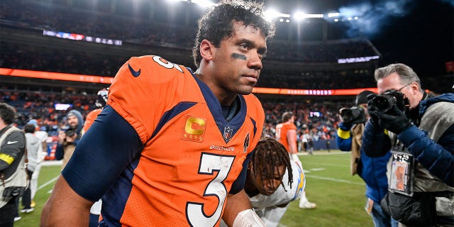 El mariscal de campo de los Denver Broncos, Russell Wilson (3), en el campo después de una victoria sobre Los Angeles Chargers en Empower Field en Mile High el 8 de enero de 2023 en Denver, Colorado. 