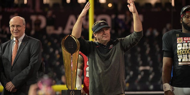 El entrenador en jefe de Georgia, Kirby Smart, celebra después de ganar el campeonato nacional contra TCU en el SoFi Stadium en Inglewood, California, el 9 de enero de 2023.
