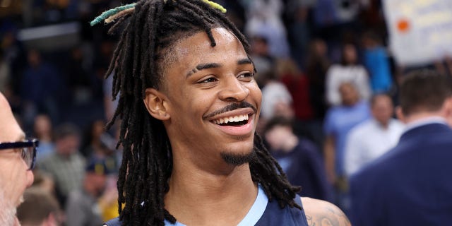 Ja Morant somriu després de vèncer als Spurs