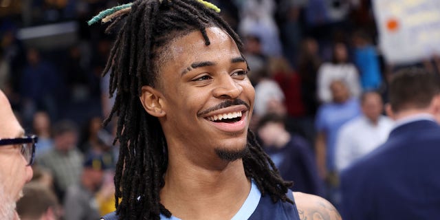 El número 12 de los Grizzlies de Memphis, Ja Morant, es entrevistado después del partido contra los Spurs de San Antonio el 11 de enero de 2023 en el FedExForum de Memphis, Tennessee. 