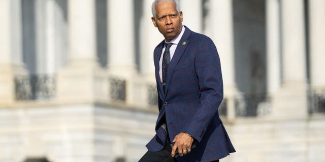 Rep. Hank Johnson, D-Ga., wurde von Hillary Vaughn von Fox News gefragt, ob Präsident Bidens geheime Dokumente aus der Obama-Ära an ungesicherten Orten in und außerhalb von Washington, DC, gefunden wurden, von denen Johnson behauptete, dass sie die Dokumente gewesen sein könnten 