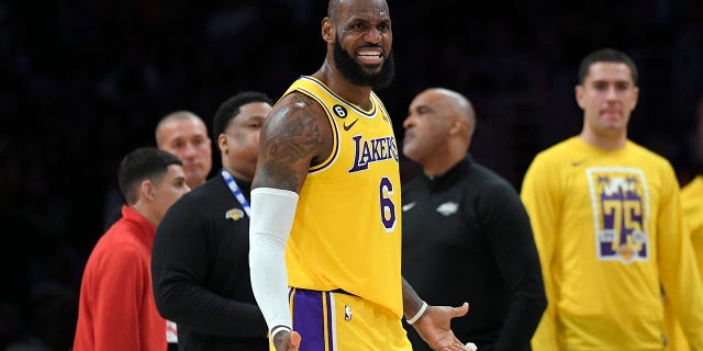 El No. 6 de Los Angeles Lakers, LeBron James, reacciona a una falta durante la segunda mitad del juego contra los Dallas Mavericks en Crypto.com Arena el 12 de enero de 2023 en Los Ángeles.