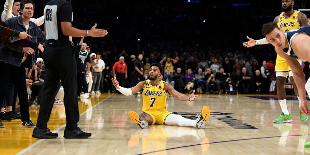 Los Angeles Lakers # 7 Troy Brown Jr. aborda al árbitro Suyah Mehta, # 82, después de una llamada clara al disparar un triple en el segundo final del juego contra Dallas Mavericks en Crypto.com Arena el 12 de enero de 2023 en Los Ángeles .
