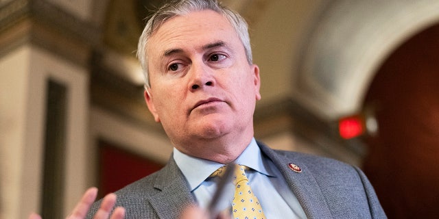 ESTADOS UNIDOS - 12 DE ENERO: El representante James Comer, republicano por Kentucky, se prepara para una entrevista televisiva en el Capitolio de EE. UU. el jueves 12 de enero de 2023. (Tom Williams/CQ-Roll Call, Inc vía Getty Images)