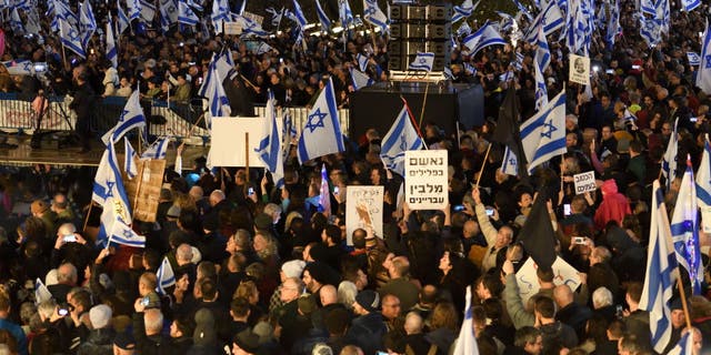 Izraelio protestuotojai mitinguoja prieš ministro pirmininko Benjamino Netanyahu naująją vyriausybę Tel Avive, 2023 m. sausio 14 d. (Gili Yaari / NurPhoto per Getty Images)