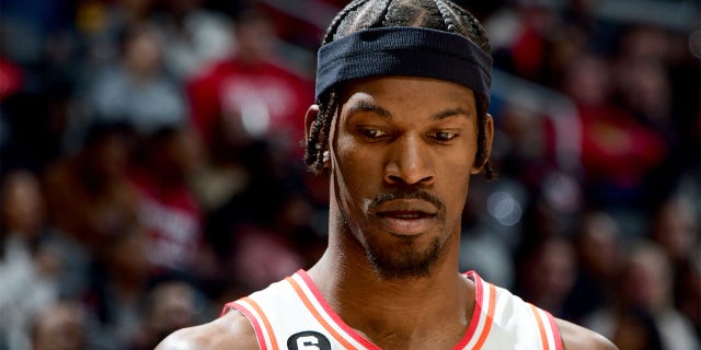 UJimmy Butler #22 we-Miami Heat ubukele ngesikhathi somdlalo obhekene noKlebe base-Atlanta ngoJanuwari 16, 2023 e-State Farm Arena e-Atlanta, Georgia.