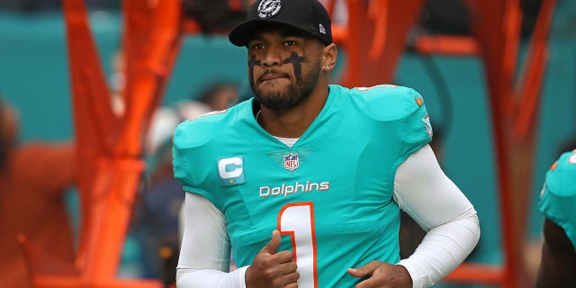 El mariscal de campo de los Dolphins, Tua Tagovailoa, sale al campo para el juego de los Green Bay Packers en el Hard Rock Stadium el 25 de diciembre de 2022 en Miami Gardens.