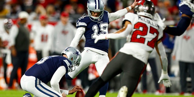 Brett Maher #19 de los Dallas Cowboys pierde un punto extra durante el primer cuarto de un partido de fútbol de playoffs de la NFL contra los Tampa Bay Buccaneers en el Estadio Raymond James el 16 de enero de 2023 en Tampa, Florida.