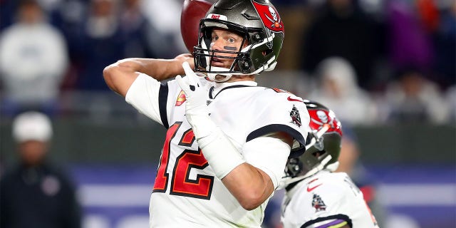 El mariscal de campo de los Tampa Bay Buccaneers, Tom Brady #12, lanza un pase durante el juego NFC Wild Card Playoff entre los Dallas Cowboys y los Tampa Bay Buccaneers el 16 de enero de 2023 en el Estadio Raymond James en Tampa, Florida. 