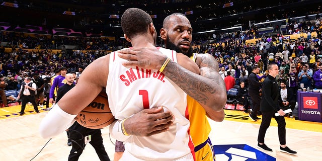 Jabari Smith Jr. #1 de los Houston Rockets y LeBron James #6 de Los Angeles Lakers después del partido el 16 de enero de 2023 en Crypto.Com Arena en Los Ángeles, California. 