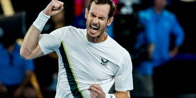 Andy Murray celebra su victoria en la primera ronda del Abierto de Australia el 17 de enero de 2023 en Melbourne.