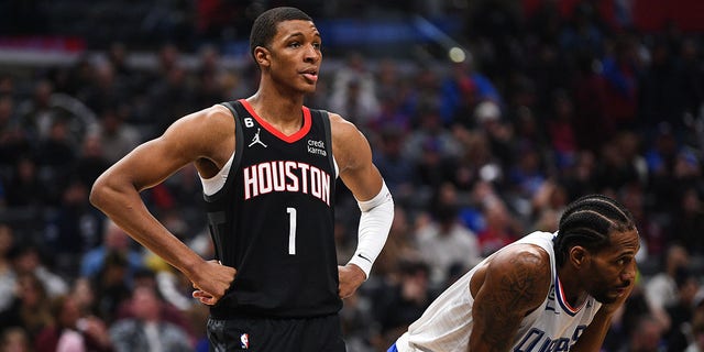 El delantero de los Houston Rockets, Jabari Smith Jr. (1), observa durante un partido de la NBA entre los Houston Rockets y Los Angeles Clippers el 15 de enero de 2023 en Crypto.com Arena en Los Ángeles, CA.