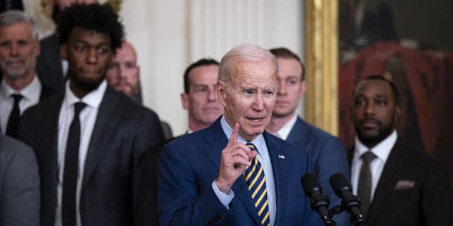 President Joe Biden spreekt tijdens het ontvangen van de Golden State Warriors in de East Room van het Witte Huis, dinsdag 17 januari 2023.