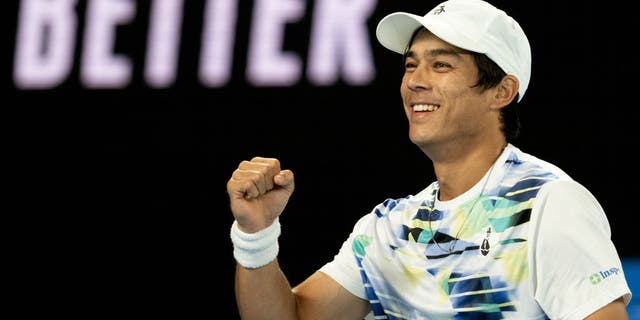 Mackenzie McDonald viert het winnen van een punt tegen Rafael Nadal tijdens de Australian Open op 18 januari 2023 in Melbourne.
