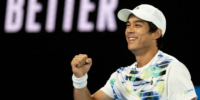 Mackenzie McDonald viert het winnen van een punt tegen Rafael Nadal tijdens de Australian Open op 18 januari 2023 in Melbourne.