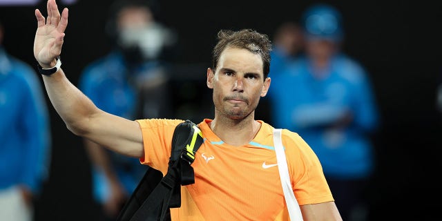 Rafael Nadal saluda después de su partido contra Mackenzie McDonald en el Abierto de Australia en Melbourne el 18 de enero de 2023.