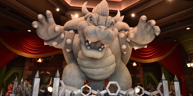 Uma estatueta de Bowser é vista na entrada do passeio Mario Kart Bowser Challenge durante uma prévia do Super Nintendo World no Universal Studios em Los Angeles, Califórnia, em 13 de janeiro de 2023.