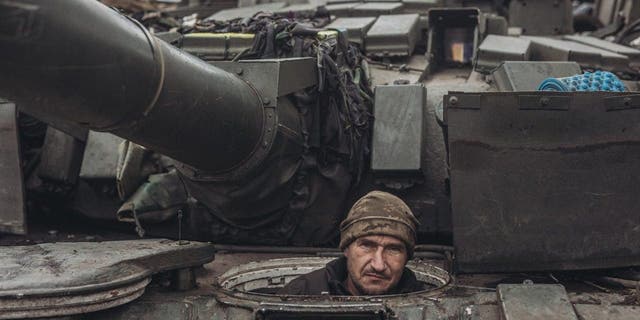 Een Oekraïense soldaat bestuurt een tank aan de Donbass-frontlinie terwijl de militaire mobiliteit binnen de Russisch-Oekraïense oorlog op 18 januari 2023 voortduurt. 