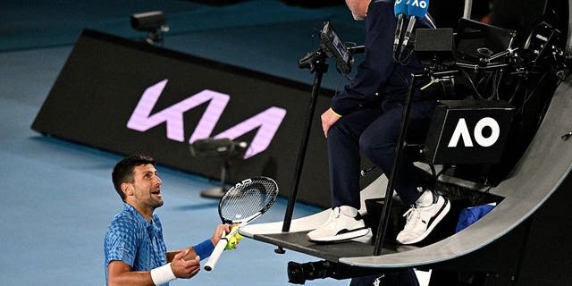 Novak Djokovic praat met de stoelscheidsrechter tijdens zijn wedstrijd tegen Enzo Couacaud op de Australian Open in Melbourne op 19 januari 2023.