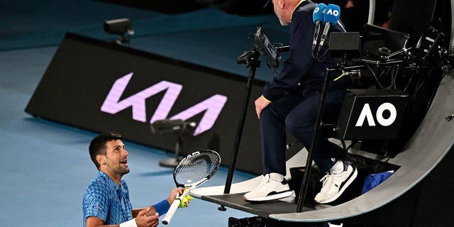 Novak Djokovic habla con el juez de silla durante su partido contra Enzo Couacaud en el Abierto de Australia en Melbourne el 19 de enero de 2023.