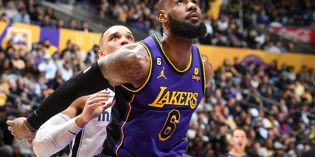 LOS ANGELES, CA - 20. JANUAR: LeBron James #6 der Los Angeles Lakers schaut während des Spiels gegen die Memphis Grizzlies am 20. Januar 2023 in der Crypto.com Arena in Los Angeles, Kalifornien, zu. 