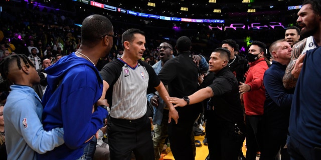 LOS ANGELES, CA - 20 GENNAIO: Shannon Sharpe e Ty Morant, padre di #12 Ja Morant dei Memphis Grizzlies durante l'intervallo contro i Los Angeles Lakers alla Crypto.com Arena il 20 gennaio 2023 a Los Angeles, California. 